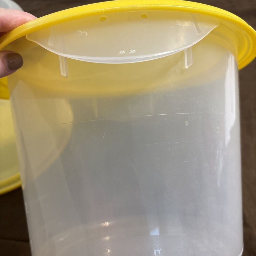 RUBBERMAID 5723-24 ROUND 6 Qt CONTAINER w Yellow Snap on Lid Food Storage